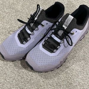 On cloud tennis shoes- women’s size 9